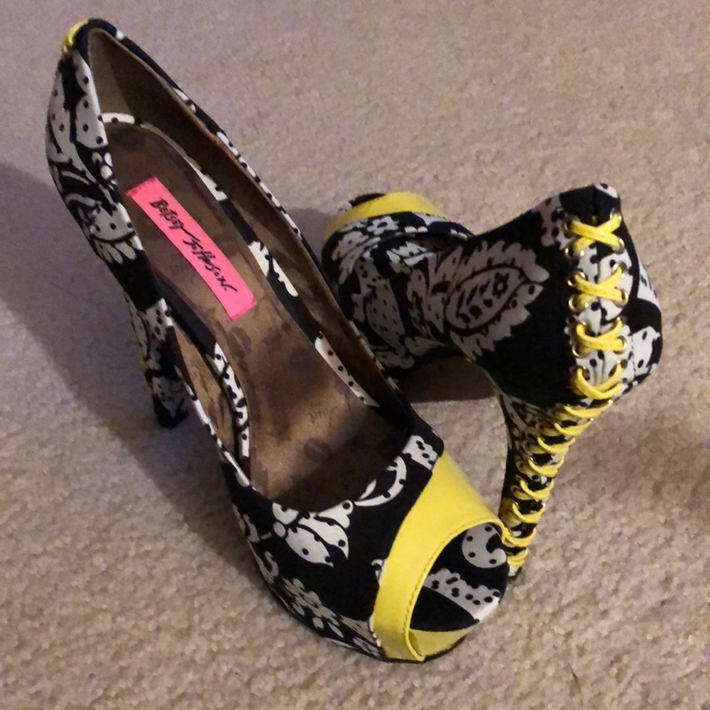 BETSEY JOHNSON BLACK & YELLOW PLATFORM HEELS